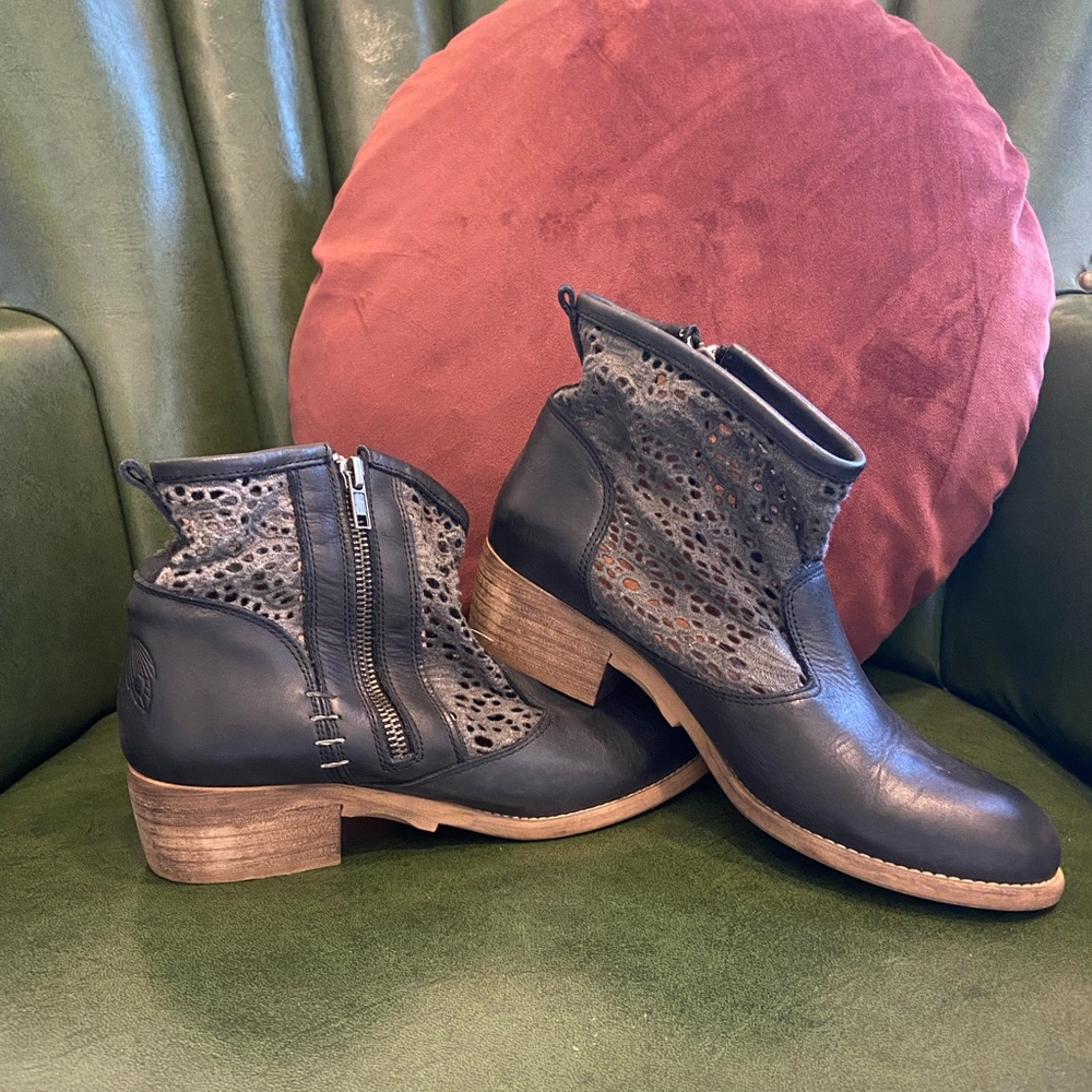 Musse & Cloud Black Cutout Ankle Booties